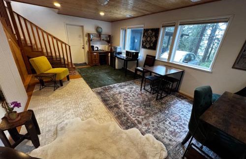 Jacoby Creek Apartamento | Ravens Nest Tranquil Forest Suite 5 min to Downtown Arcata with Stunning Redwood Views