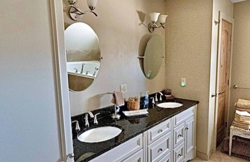 Westcliffe Hotel | Amplia suite de lujo y patio, Ravens Off Main Street Starry Nights- Walk Town