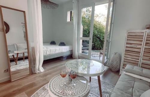 Giens Apartamento | Ravissant T1 avec jardinet proche de la mer