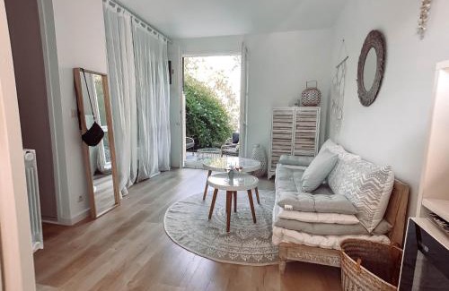 Giens Apartamento | Ravissant T1 avec jardinet proche de la mer