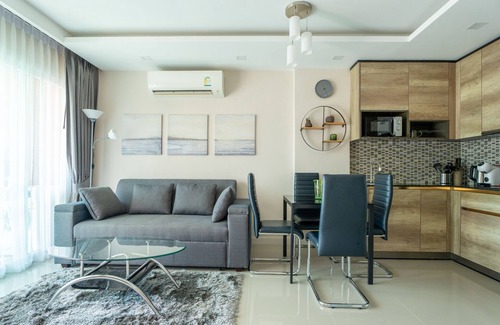 Rawai Apartamento | Rawai 206: Tropical Poolside Oasis