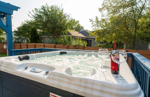 Bolingbrook Casa | Re-Designed, Cosmos Retreat, King Bed, Hot Tub, WiFi, Large TVs, Spacious & Calm