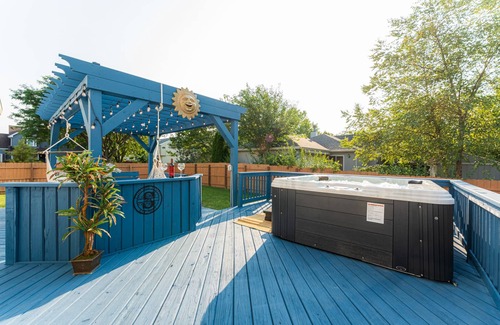 Bolingbrook Casa | Re-Designed, Cosmos Retreat, King Bed, Hot Tub, WiFi, Large TVs, Spacious & Calm
