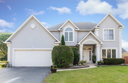 Bolingbrook Casa | Re-Designed, Cosmos Retreat, King Bed, Hot Tub, WiFi, Large TVs, Spacious & Calm