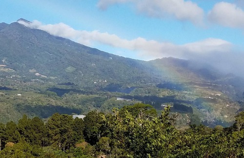 Boquete Casa | Listo para su estancia! En un hermoso entorno de montaña. Vista del Volcán Barú.