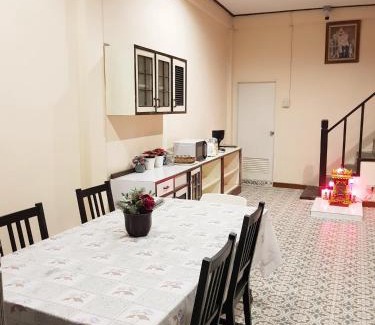 Thanon Phetchaburi Casa | Real Bangkok Guesthouse Private 3BR Home 3 Min to BTS Ratchathewi