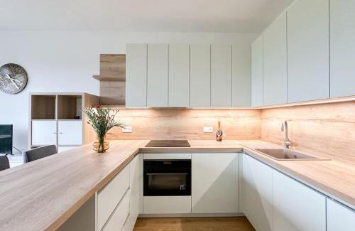 Karlin Apartamento | REAL Living by REFA Balcony Retreat 91