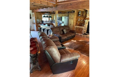 Bourbon Cabina | Real Log Cabin with Seasonal Pool and Hot Tub near Blue Springs Ranch