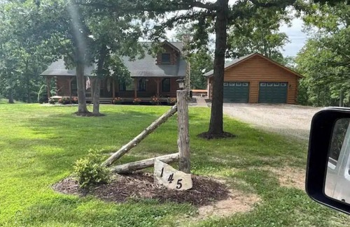 Bourbon Cabina | Real Log Cabin with Seasonal Pool and Hot Tub near Blue Springs Ranch