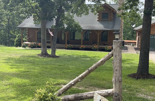 Bourbon Cabina | Real Log Cabin with Seasonal Pool and Hot Tub near Blue Springs Ranch