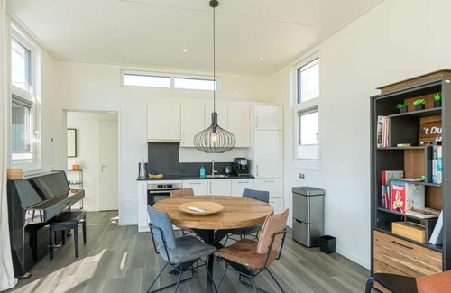 Burgh-Haamstede Casa | Real music lovers can indulge themselves here, as this chalet has a piano! From the living room you