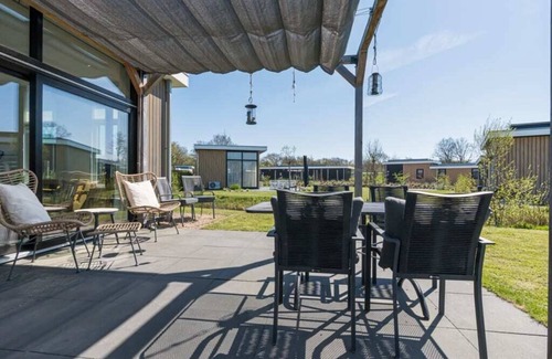 Burgh-Haamstede Casa | Real music lovers can indulge themselves here, as this chalet has a piano! From the living room you