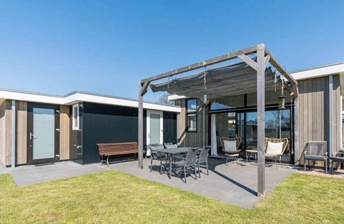 Burgh-Haamstede Casa | Real music lovers can indulge themselves here, as this chalet has a piano! From the living room you