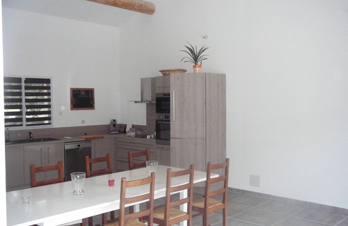 Mondragon Villa | Casa reciente y luminosa en el campo