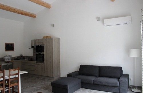 Mondragon Villa | Casa reciente y luminosa en el campo