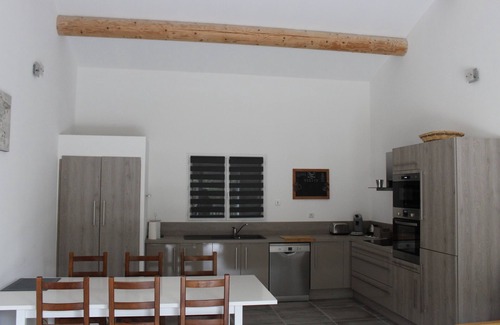 Mondragon Villa | Casa reciente y luminosa en el campo