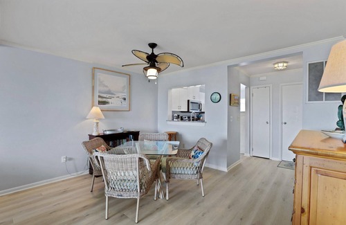 Oceanmarsh Subdivision Condominio | Frente al mar con interior actualizado