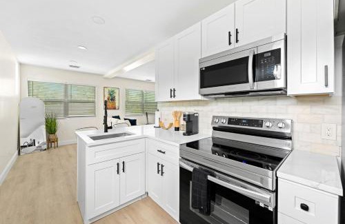 Briny Breezes Apartamento | Recently Remodeled Mins from beach+Putting Green
