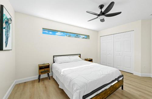 Briny Breezes Apartamento | Recently Remodeled Mins from beach+Putting Green