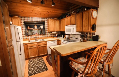 Mammoth Lakes Casa | Casa de pueblo recientemente remodelada: fácil acceso a esquí / senderismo, tiendas y restaurantes