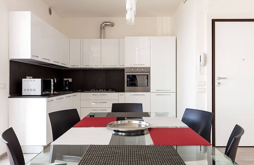 Torri del Benaco Apartamento | Apartamento recientemente renovado, moderno y elegante, con vista al lago.