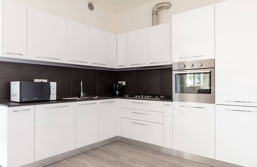 Torri del Benaco Apartamento | Apartamento recientemente renovado, moderno y elegante, con vista al lago.