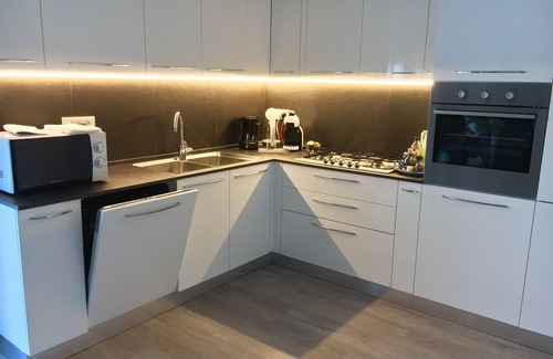 Torri del Benaco Apartamento | Apartamento recientemente renovado, moderno y elegante, con vista al lago.