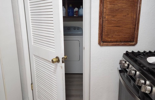 Broadmoor Casa | Recently Renovated 3-bedroom house with WiFi in Oakland