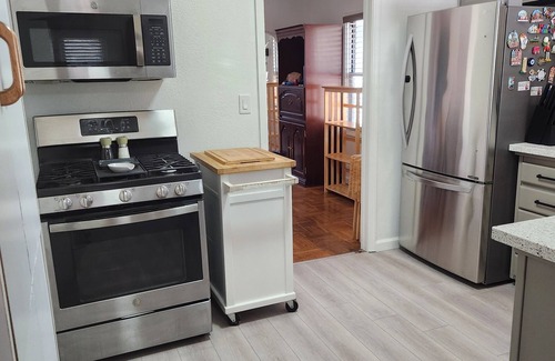 Broadmoor Casa | Recently Renovated 3-bedroom house with WiFi in Oakland