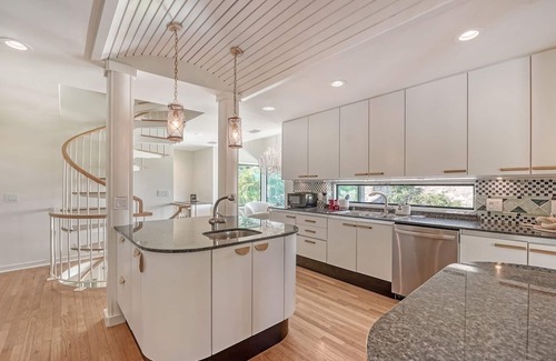 Longboat Key Casa | Recently updated 5 bedroom home, private pool and steps to the beach.