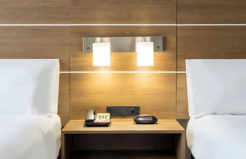White Rock Hills Casa | Recharge in our Spacious Room! Onsite Pool, Gym