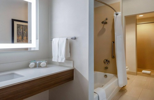 White Rock Hills Casa | Recharge in our Spacious Room! Onsite Pool, Gym