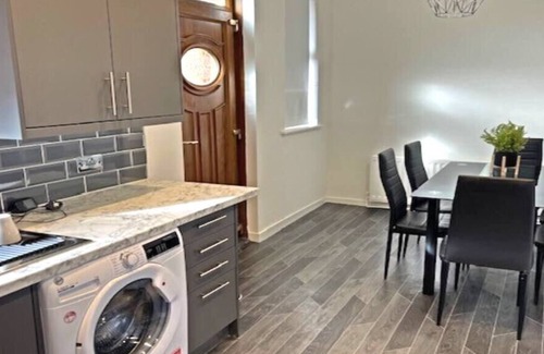 Newcastle-upon-Tyne Casa | Reconnect with loved ones in this 3BD House