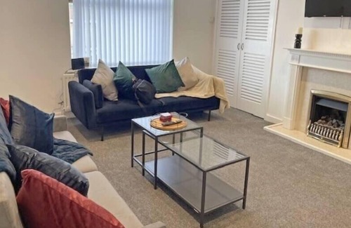 Newcastle-upon-Tyne Casa | Reconnect with loved ones in this 3BD House
