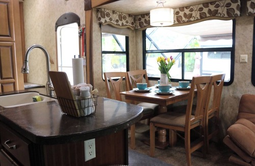 River Ranch Casa | Reconnect with nature at this amazing escape! Welcome to our RV in River Ranch!
