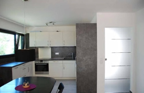 Meersburg Apartamento | Recreación en el borde del bosque, moderno apartamento con piscina
