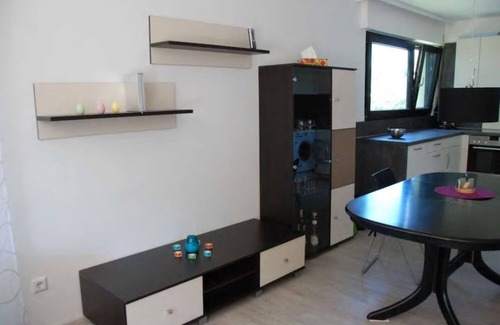 Meersburg Apartamento | Recreación en el borde del bosque, moderno apartamento con piscina