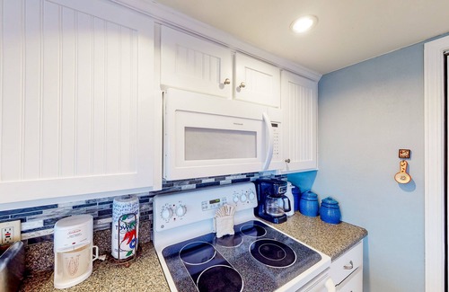 Port Isabel Cabaña | Recreational Waterfront island home with a grill & W/D - pool, golf, and gym