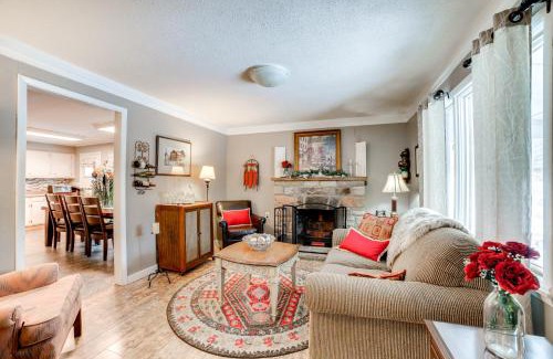Gray Casa | Rector Home with Hot Tub about 6 Mi to Ligonier!
