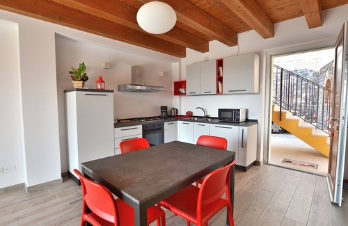 Marciaga Apartamento | Red Apartment in Marciaga di Costermano