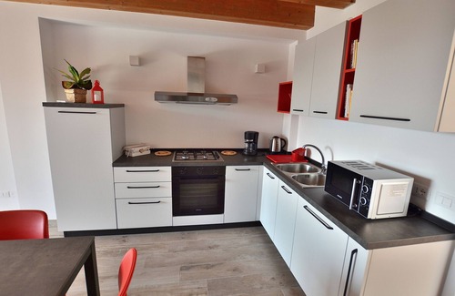 Marciaga Apartamento | Red Apartment in Marciaga di Costermano