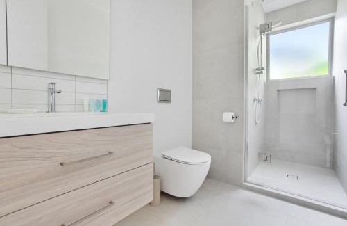 Red Beach Casa | Red Beach Hideaway with BBQ and Air-con