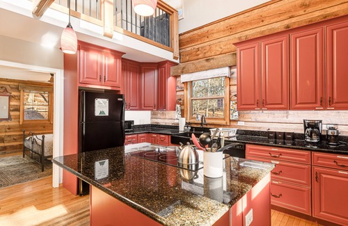 Leicester Cabina | Red Cedar by AvantStay | Cabin w/ Hot Tub + Views!