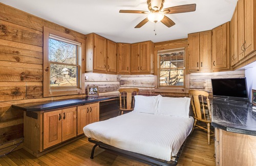 Leicester Cabina | Red Cedar by AvantStay | Cabin w/ Hot Tub + Views!
