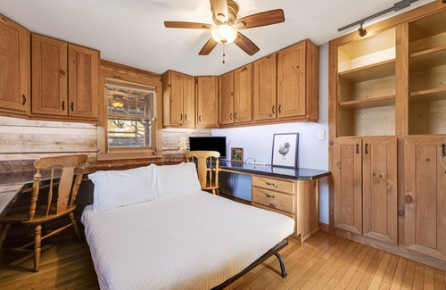Leicester Cabina | Red Cedar by AvantStay | Cabin w/ Hot Tub + Views!