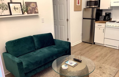 West End Apartamento | Red Door Retreat:Low Pet Fee Tiny Home Near Dwntwn