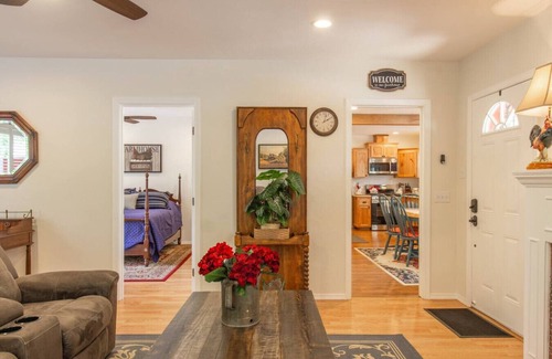 Camarillo Otro | Red Farmhouse @ Avo Acres | Unique | Quiet | AC