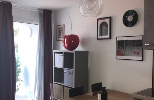 Donaustadt Apartamento | Red Flower Apartment with Pool - 5 min to Lake