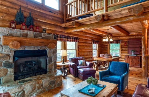 Sylva Cabina | Red Lantern Lodge includes free admission to attractions