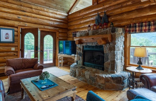 Sylva Cabina | Red Lantern Lodge includes free admission to attractions